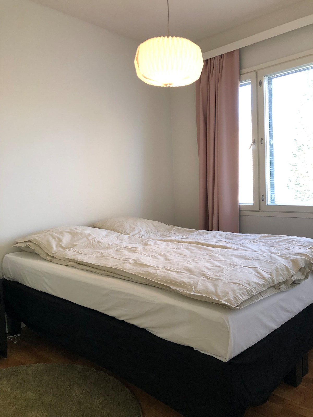 El dormitorio tenía una cama matrimonial de 160 cm y un vestidor.