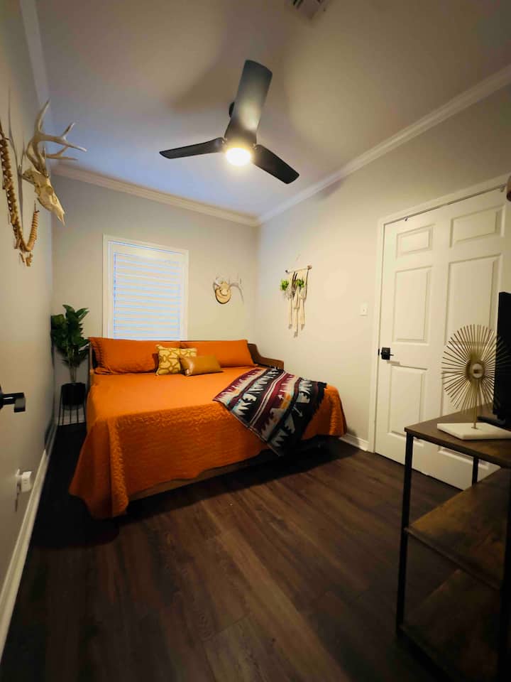 Guest bedroom with daybed that converts to king bed. (Front lake view) 