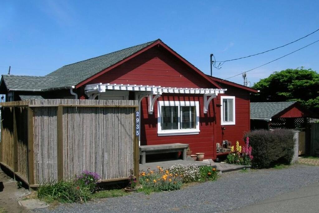 Take a stroll through the eclectic neighborhood, and enjoy the views of the majestic hills from the front of the cottage.