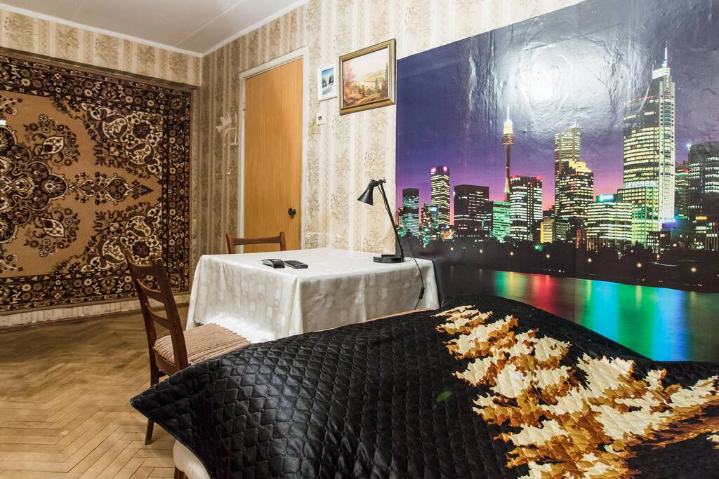 Первая комната, диван, стол