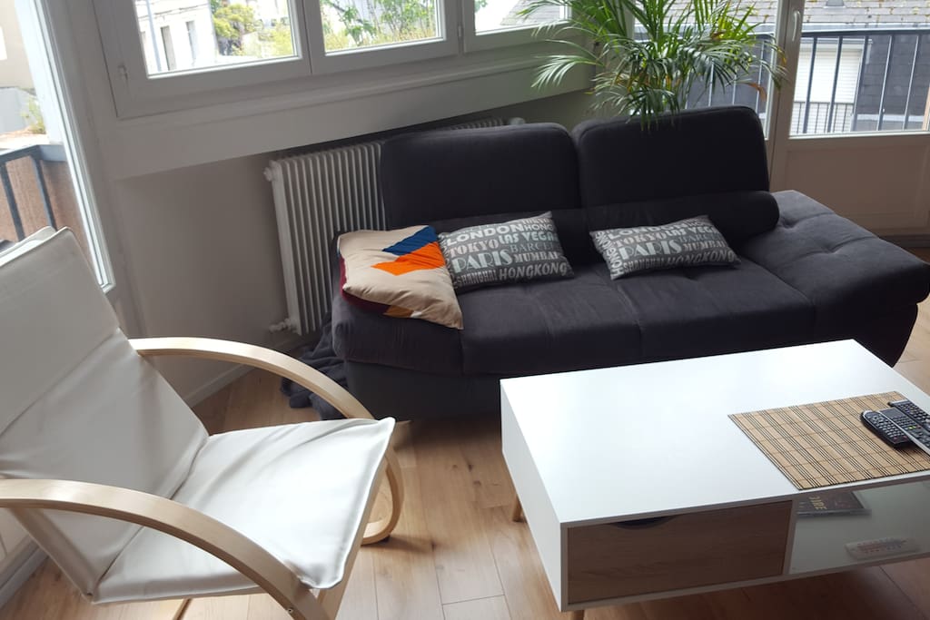 Table basse, canapé et fauteuil