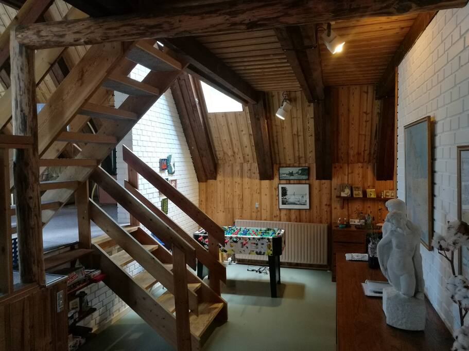 Stueetage med spisekøkken og bordfoldboldspil / Ground floor with dining kitchen and table football