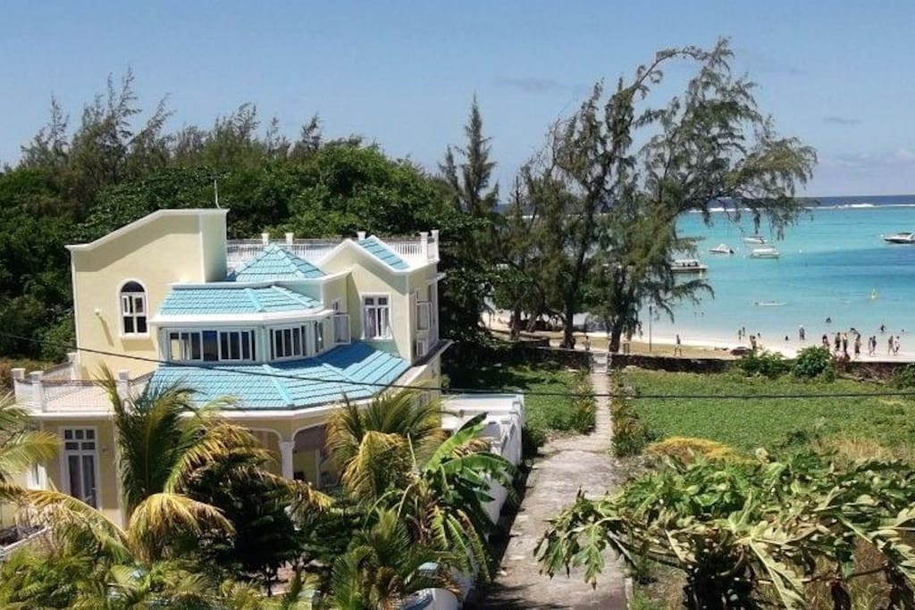 Villa with private access to the beach