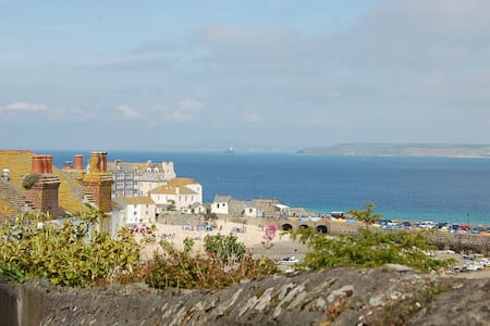 St Ives beach retreat, centrally located.