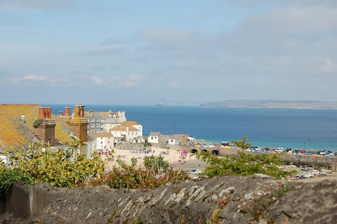 Top performing Airbnb: St Ives beach retreat, centrally located. in St. Ives
