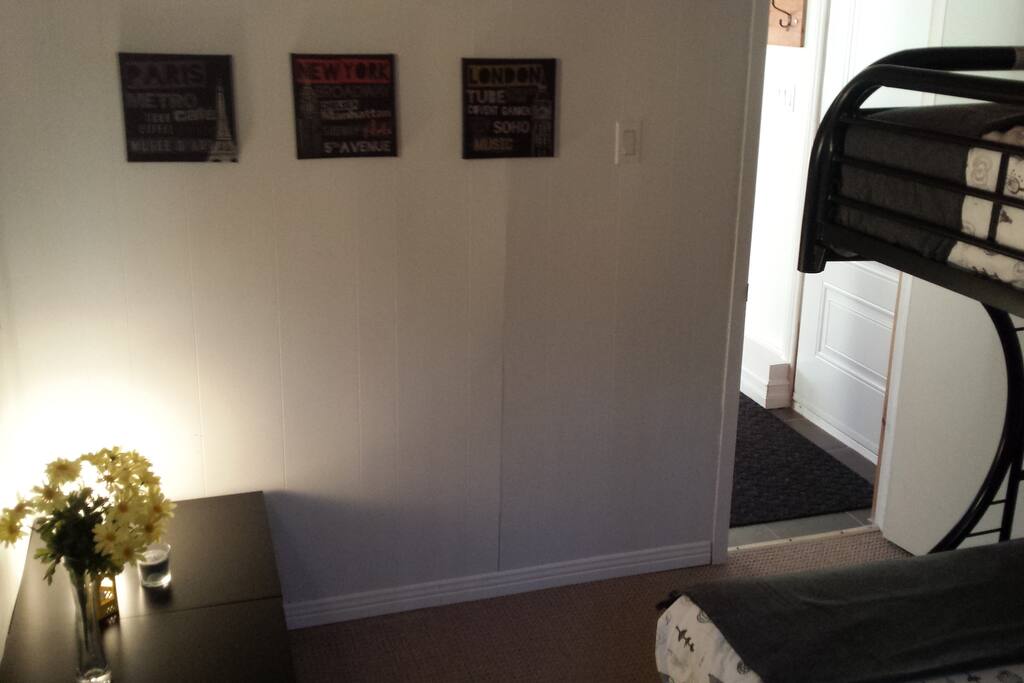 1ere chambre. 1st room.
