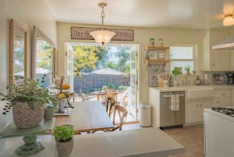Southern California Cozy Lavender Cottage