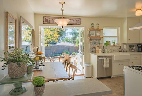 Southern California Cozy Lavender Cottage
