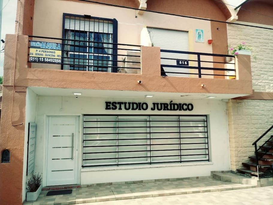 El balcón que está en el 1er piso,con rejas corredizas.