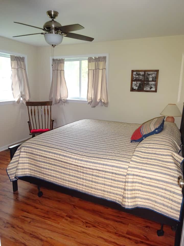 Брачен кревет (широк 150-179 см), тавански вентилатор и кабелска телевизија