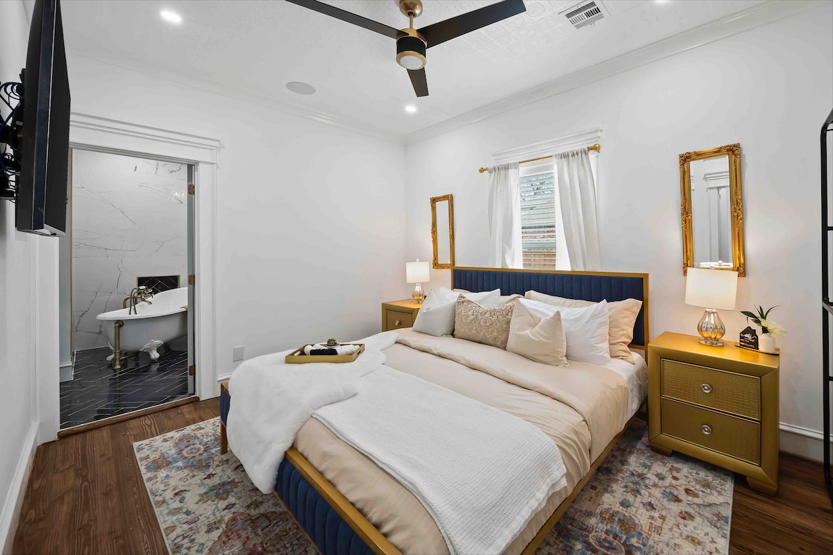 Главната спална соба се наоѓа на првиот кат со бања