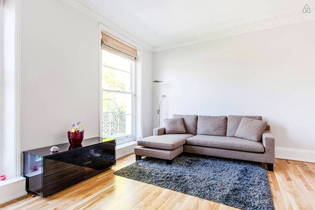 L'espace quiétude est assez grand pour accueillir jusqu à 3 personnes. Nous fournissons si besoin un lit queen size gonflable, l un des meilleurs sur le marcher
The quiet space : is large enough to accommodate two other people. We provide as needed a queen size inflatable bed.