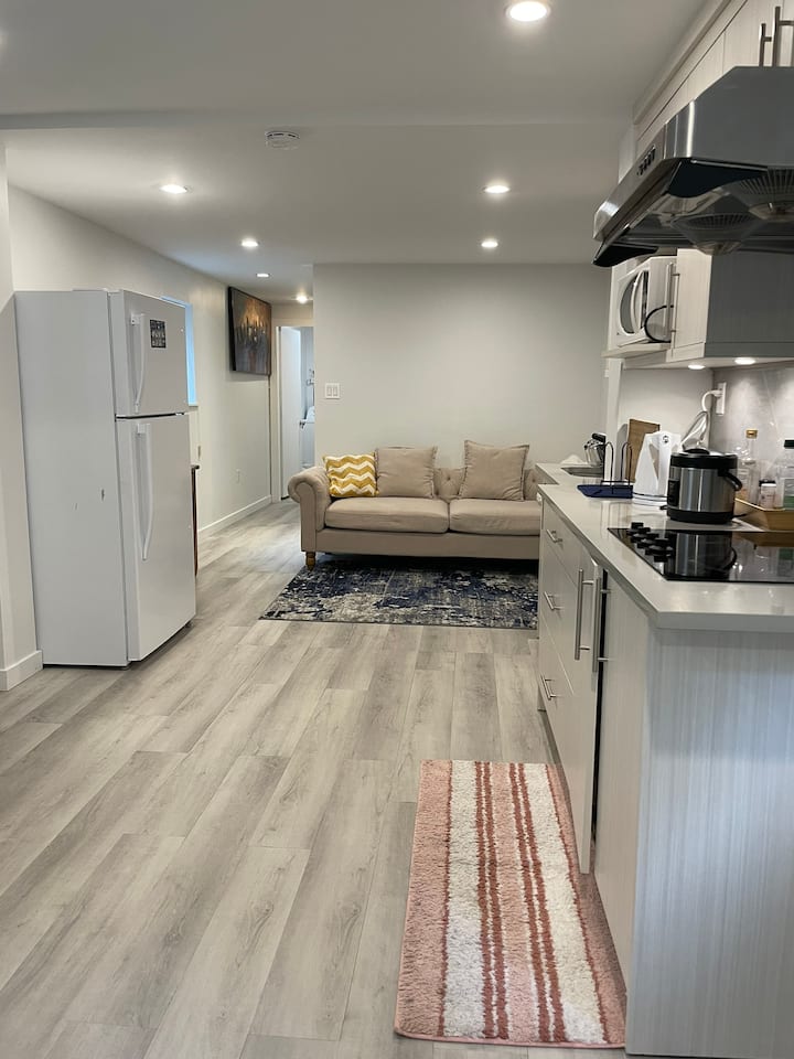 Lovely Two Bedrooms Near Airport - 列治文