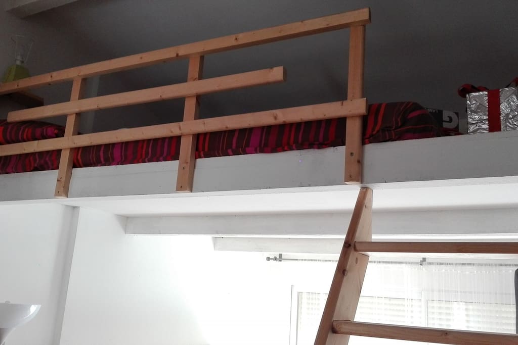 Matelas double à l'étage. Mezzanine équipée d'une lampe de chevet, et de prises pour charger téléphones et tablettes