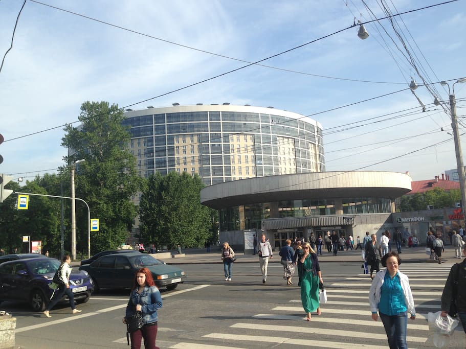 Дом прямо за метро Пролетарская. Зелёная линия метро самая удобная, три остановки до Площади Восстания (до Центра).