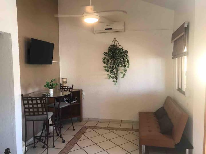 ניתן להשתמש בשולחן ובשני הכיסאות מבחוץ וליהנות מהנוף של הבריכה. כשאתם עוזבים, עליכם לאחסן אותם בדירה.  (היזהרו מזכוכית)