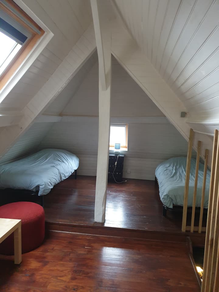 Отворена спалня 2 - ри етаж с 2 легла 90x190