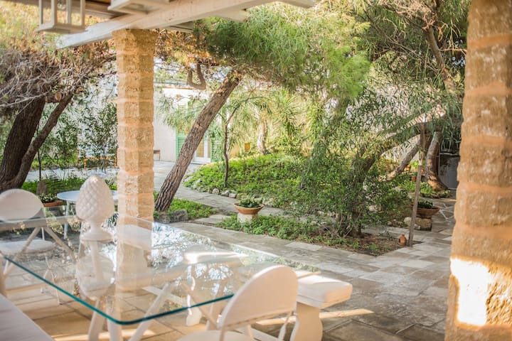 Beachfront Villa, immersa nel verde