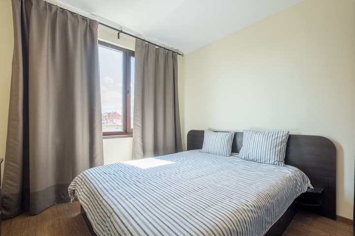 可欣赏城市景观的卧室 