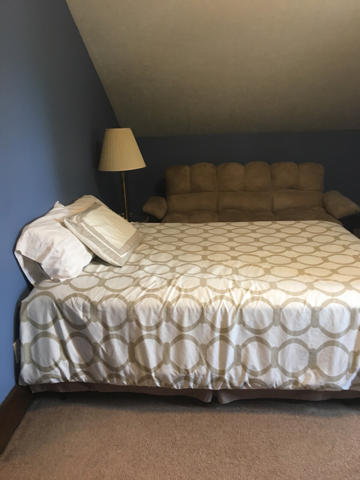 Надстройка на спалня с двойно легло и сгъване на походно легло. 