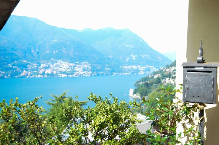 Cosy house with stunning lake view!