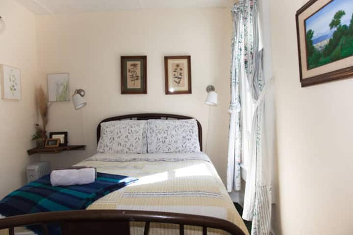 ห้องนอนคู่ชั้นบน - สดใสและสดใสพร้อมวิวสวน 