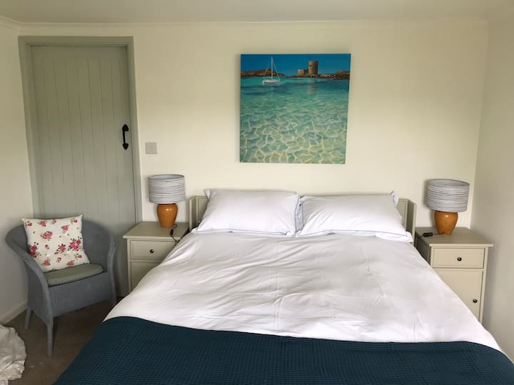 宽敞的主卧室，景色迷人。加大双人床、良好的存储空间和悬挂空间，可直接进入淋浴间 
