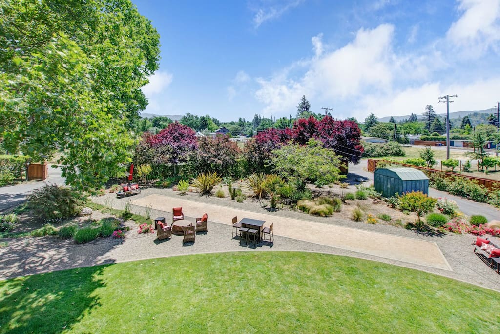Bocce Ball Court, Fire Pit & Outdoor Grill!