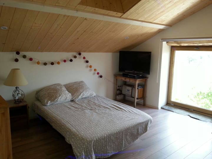 спалня 3 с двойно легло, телевизор, място за съхранение