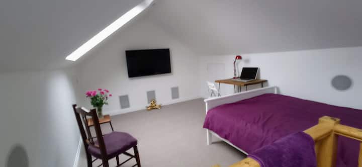 Large Double Loft Room Luton Centre Airport