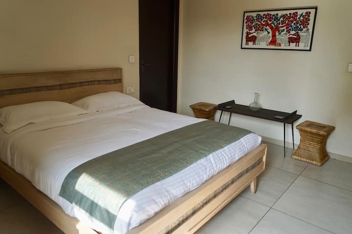 חדר שינה 3 - עם מלתחה, שידת מגירות וטלוויזיה. חדר רחצה צמוד. 