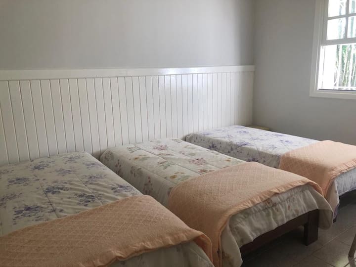 Bedroom with 1 single beds.