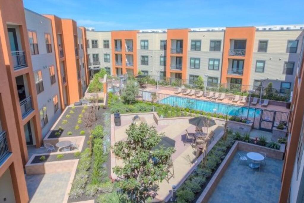 Luxury Appartment with Pool, HotTub, Grilling patio and Club Room