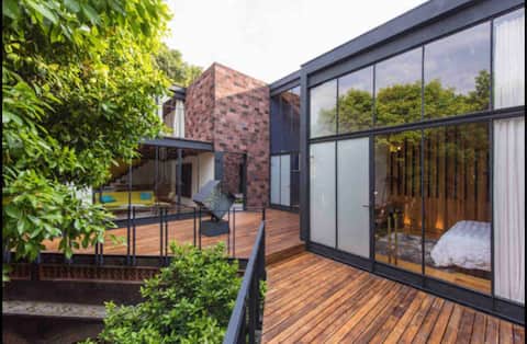House and patio with artistic value for 22 guests