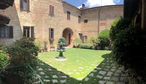 Aleramica House – pool and view of Monferrato