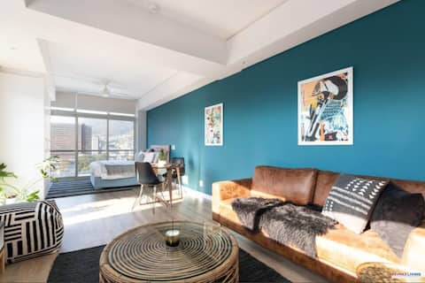 Amazing View!! Breë St. Studio with Pool & Parking