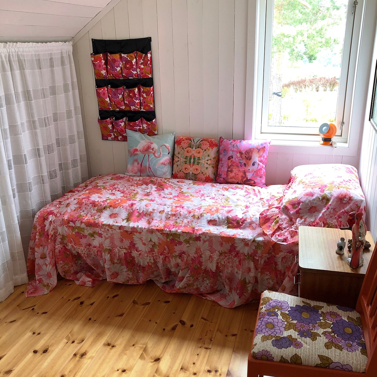 เตียงเดี่ยว (75 x 200) ใน “ห้องนอนสีแดงและชมพู” 