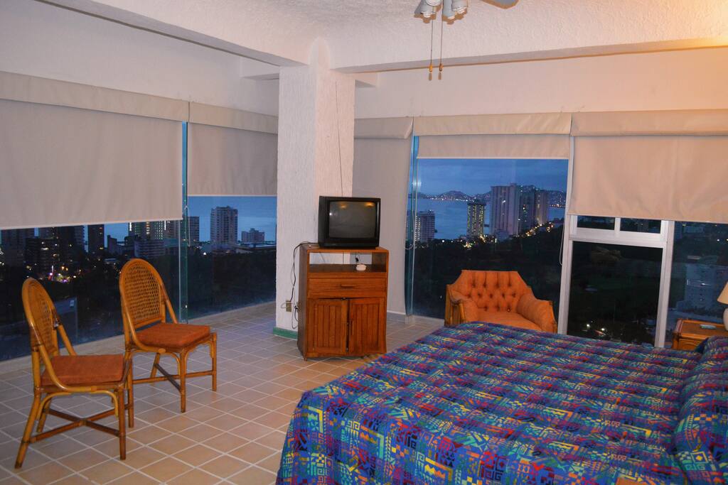 Habitación principal con TV.