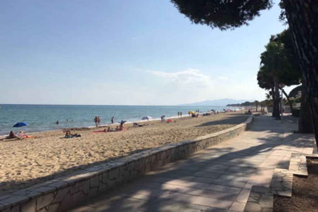 Playa frente al complejo residencial con acceso directo