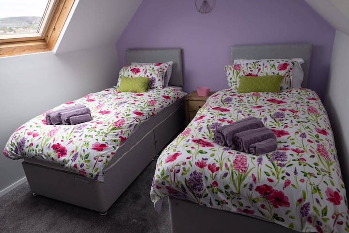 Bedroom 2 - 2 x singles / Superking size 