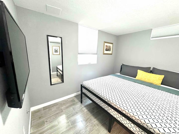 Dhomë gjumi "King" me televizor inteligjent me ekran të sheshtë