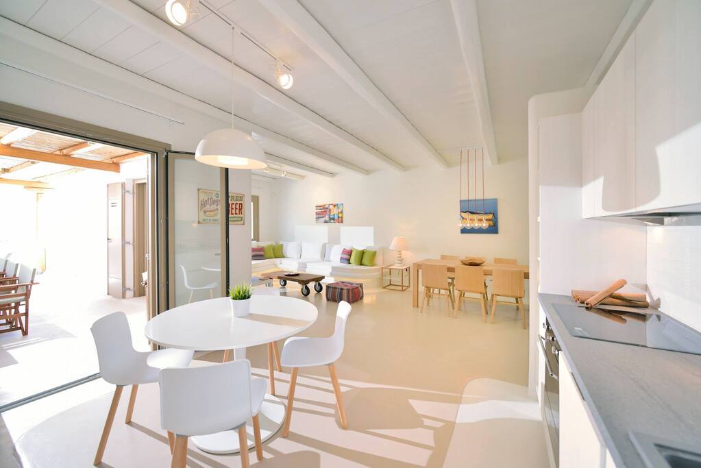 Kitchen & Breakfast Area