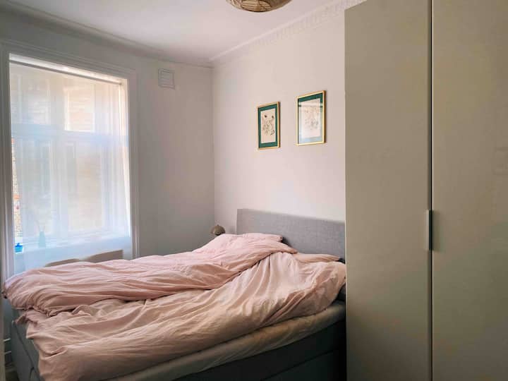 Chumba cha kulala kilicho na mapazia mepesi