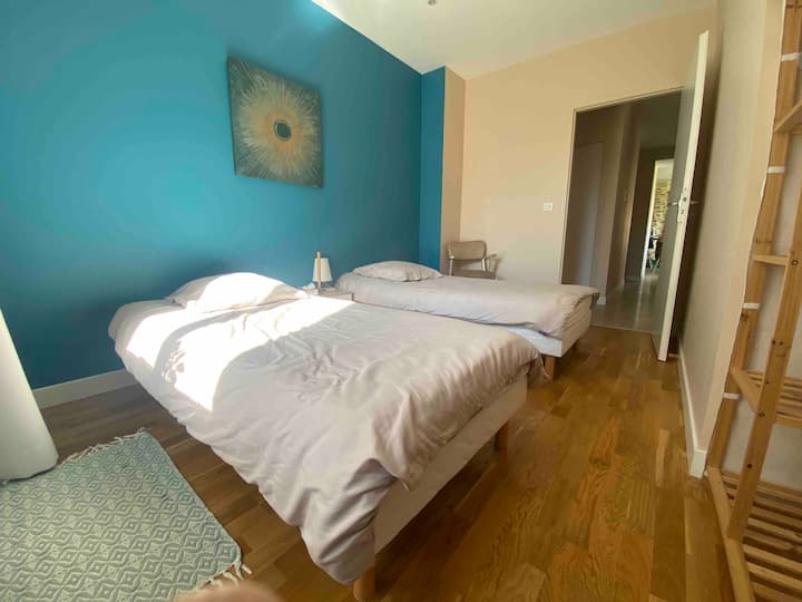 Chambre pour 2 personnes. 
Dressing, lavabo disponible dans la chambre. 
Linge de lit + serviette fournis. 