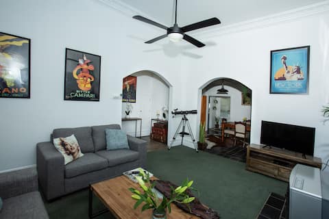 Doveton Cottage, walk to city centre, quiet street