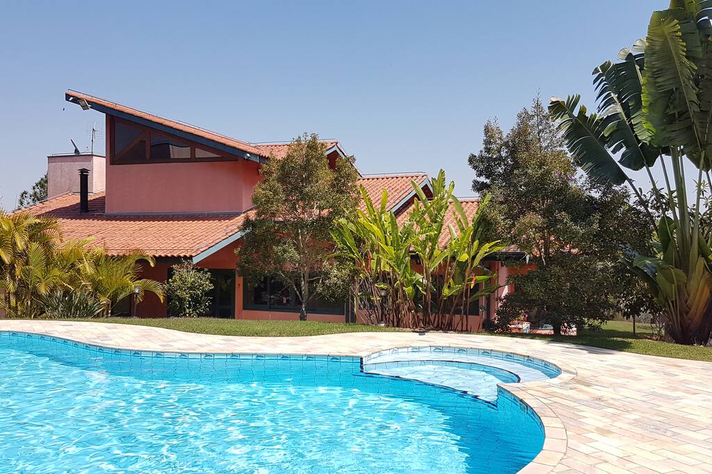 Piscina com a casa ao fundo