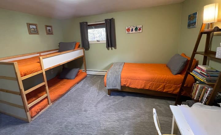 Საძინებელი მთავარ სართულზე 3 ორადგილიანი საწოლი