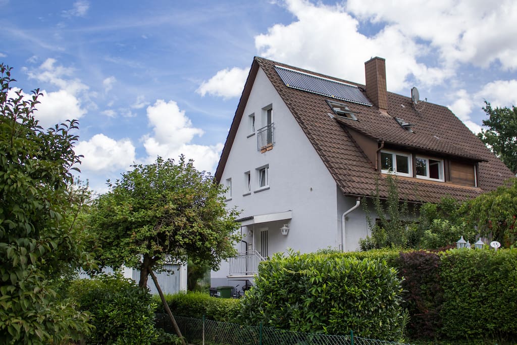Aber von Anfang an :-): Hinter dieser Hecke versteckt sich der Garten der Wohnung im Dachgeschoss.
