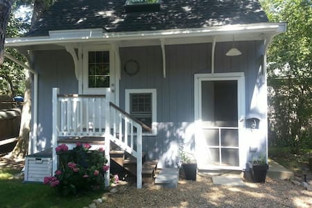A Cute and Cozy Vineyard Cottage!