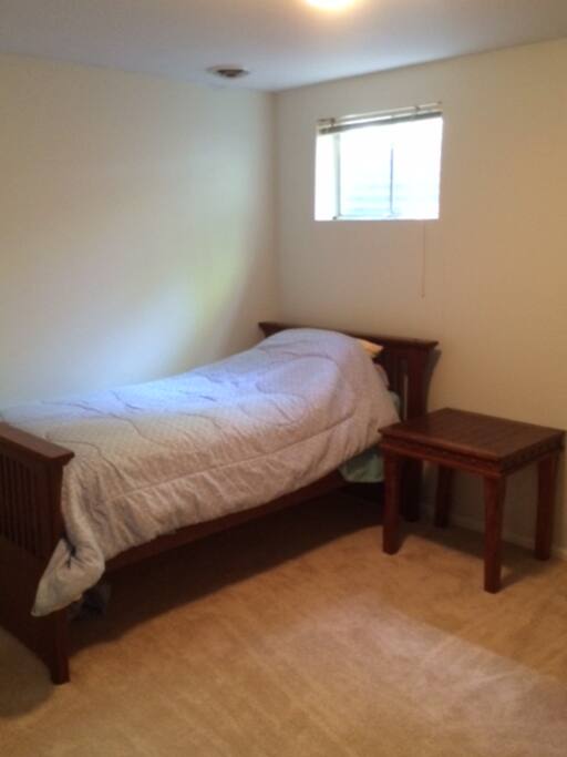 2nd bedroom w/single bed